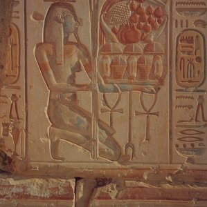 Knielende figuur die manden met voedsel presenteert, uit de Tempel van Ramses II, Nieuwe Koninkrijk, c.1304-1270 v.Chr.